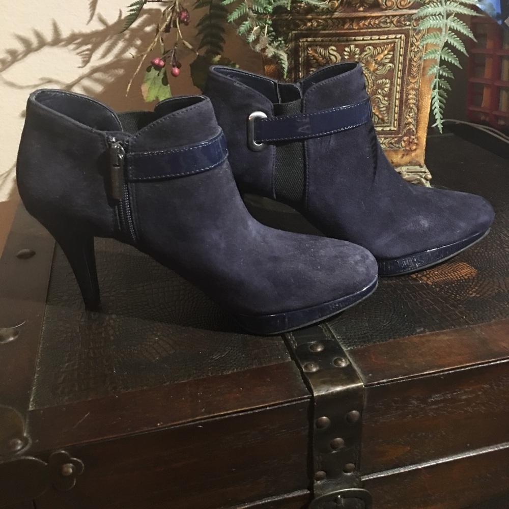 Bandolino Navy Booties size 7